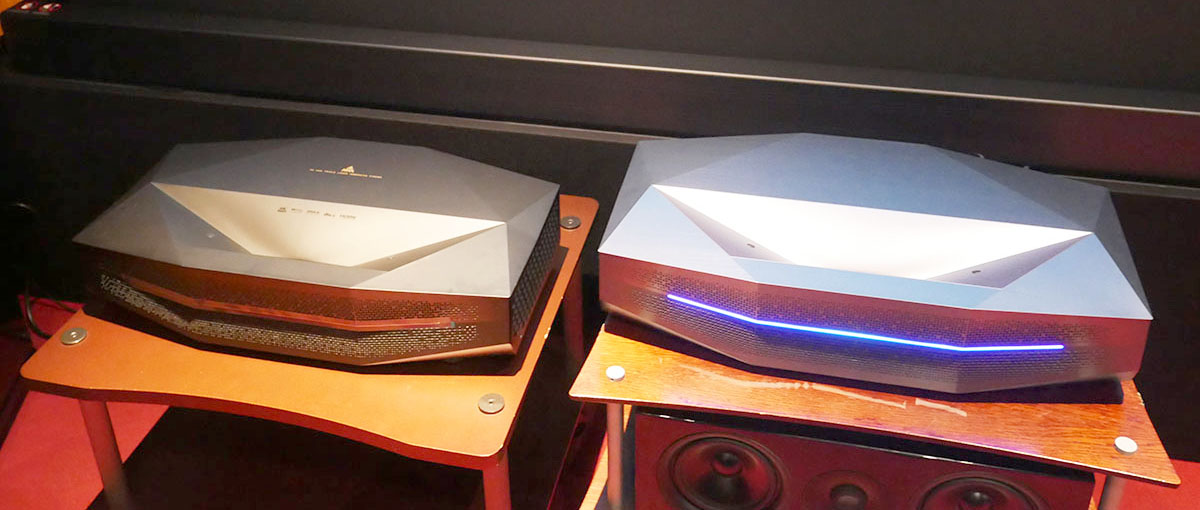 画像: 左が弟モデルの「Aetherion Pro」、右が上位モデルの「Aetherion Max」