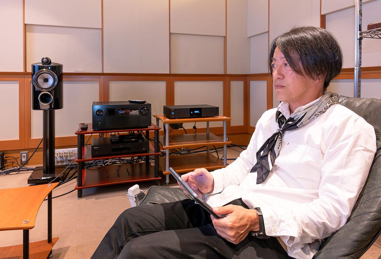 画像: StereoSound ONLINE視聴室に「UHD8000」をセットし、常設機器との組み合わせで取材を行った。AVアンプはデノン「AVC-A1H」、スピーカーはB&Wの「800 D4」シリーズを中心にした5.1.4システムだ。プロジェクターのJVC「DLA-V90R」で120インチ映像を再生している