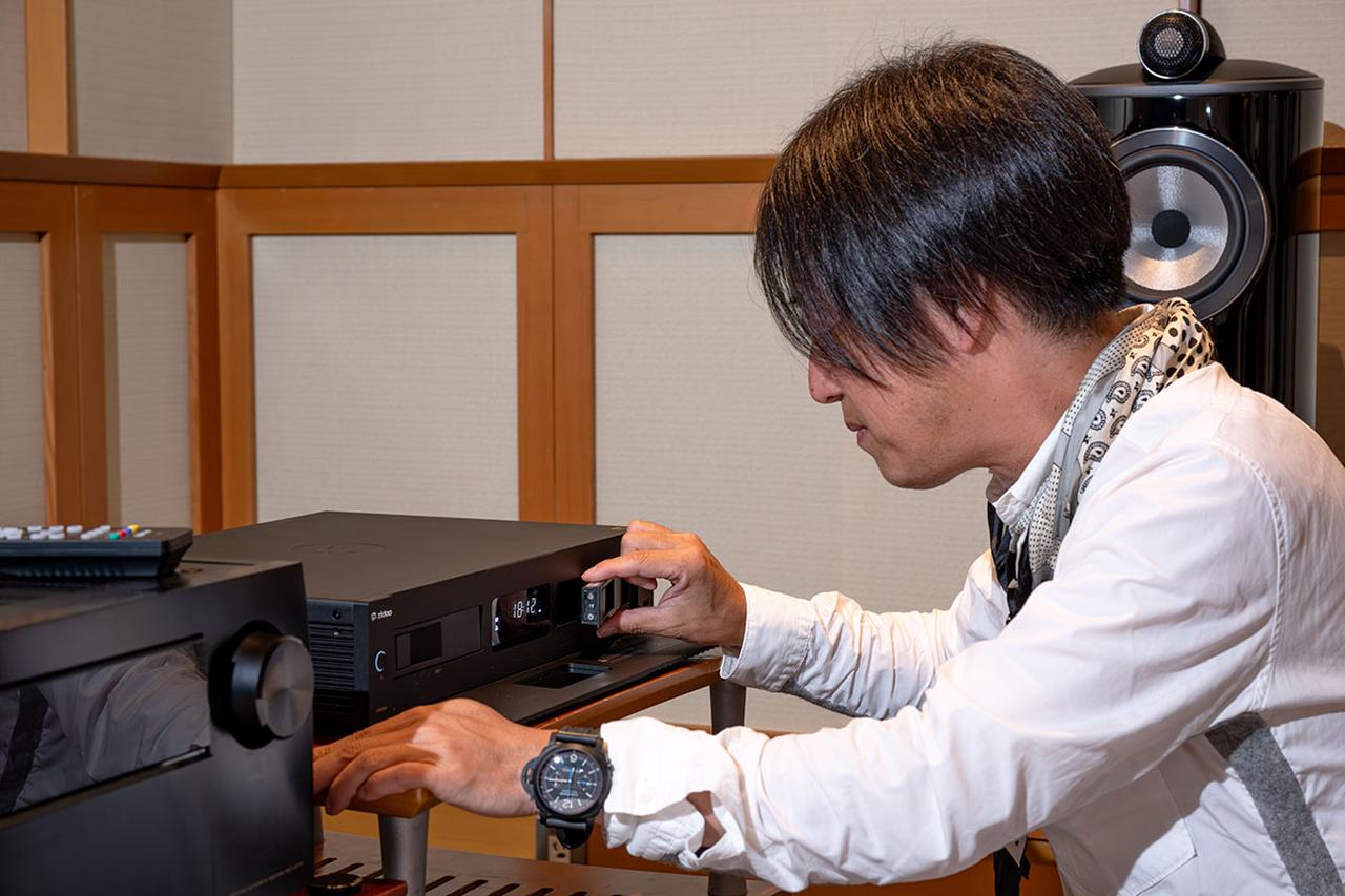 画像: フロントパネル内側にはふたつのスロットを搭載し、それぞれ最大16TバイトのHDDを取り付け可能。ここにデータを保存すれば、UHD8000だけでハイレゾファイルや映像作品を楽しむこともできる