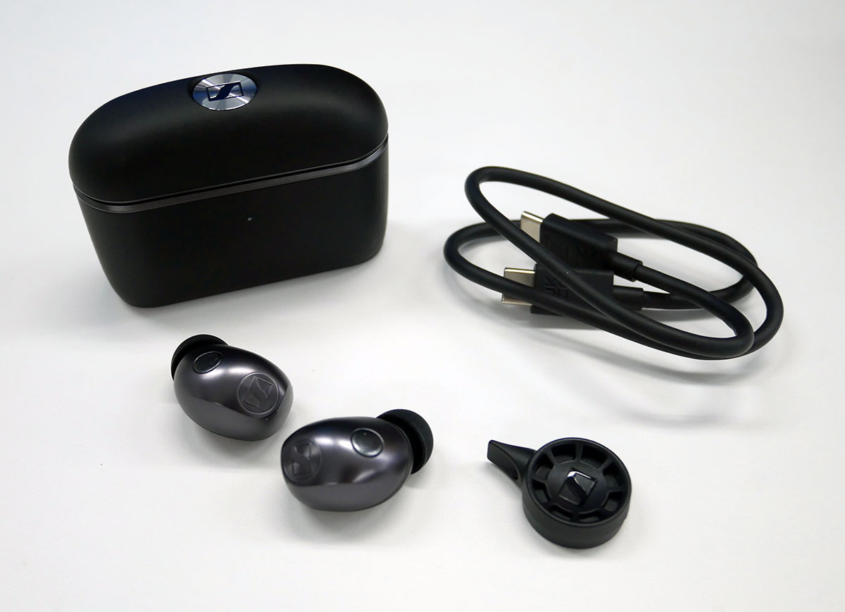 画像: MOMENTUM True Wireless 5には、充電用USB−Cケーブルや、バッテリー交換用のツールも同梱される。本体カラーはグラファイト（写真）とクリームの2色