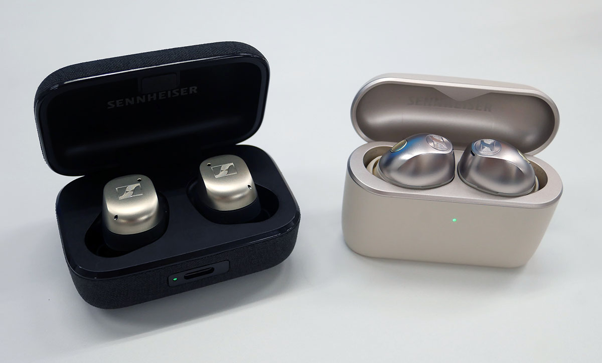画像: MOMENTUM True Wireless 4（左）とMOMENTUM True Wireless 5（右）。充電ケースも縦型になり、ポケットに入れて持ち運びやすくなっている