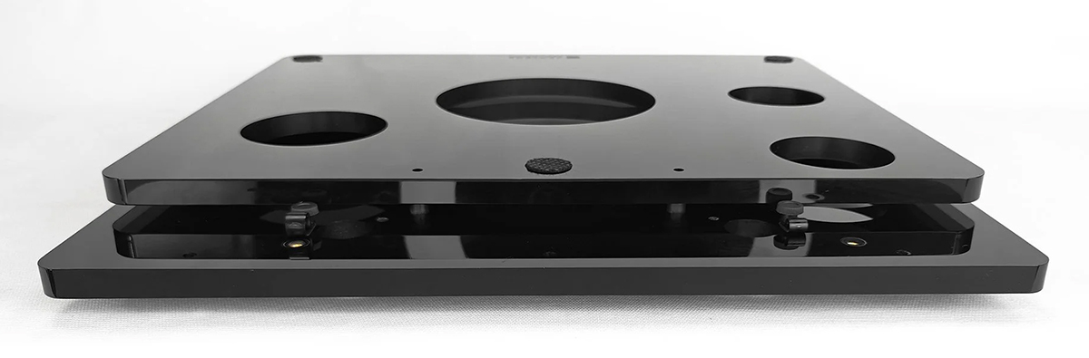 画像: ISO-PLATの背面。ケーブルのテンションを減らすためのクリップを2ヵ所に設けている