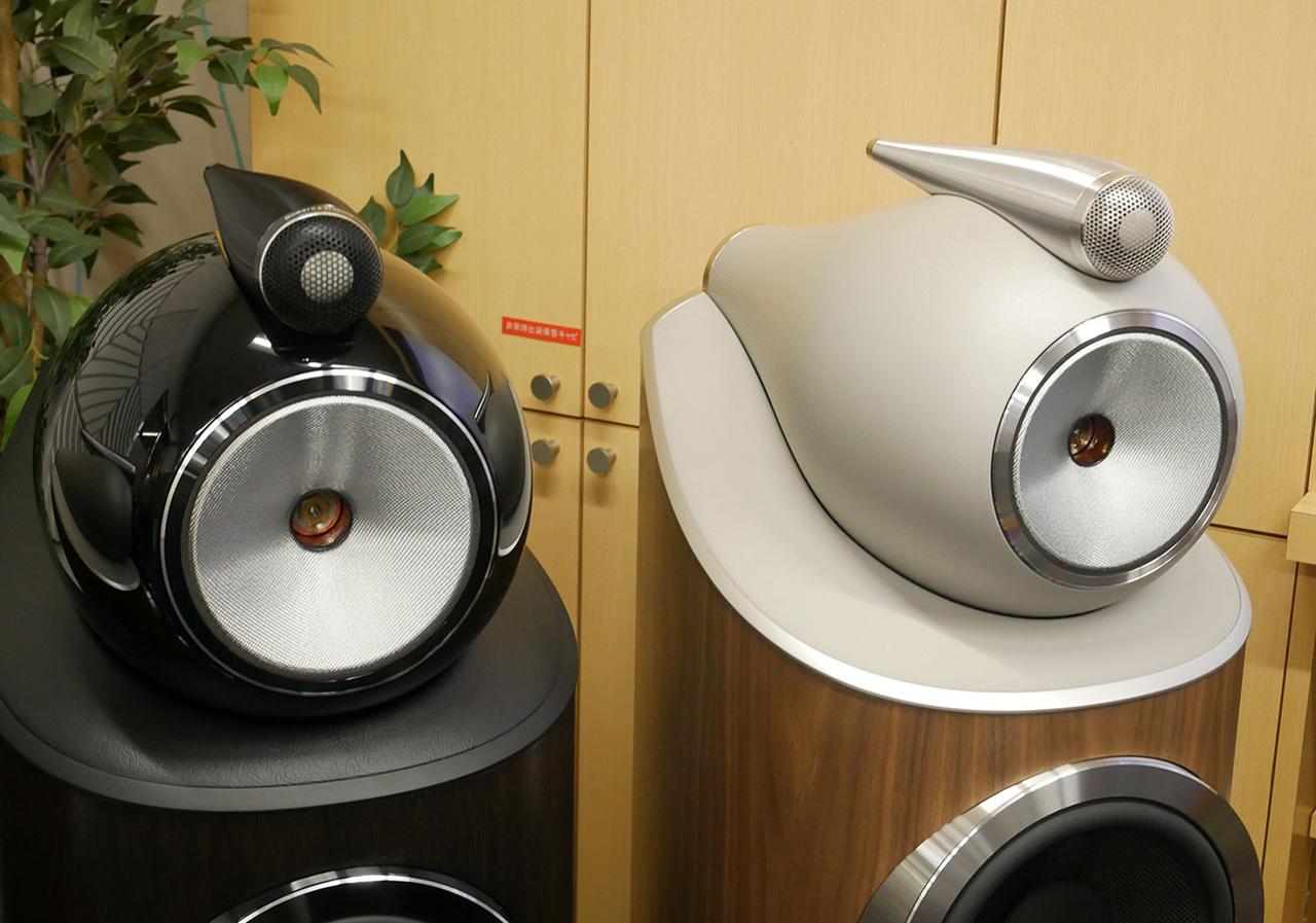 画像: ミッドレンジのセンターキャップを外してもらった。左の802 D5は銅製、右が801 D5は銀製で、ボイスコイル部分の色味がわずかに違っているのがわかるだろうか