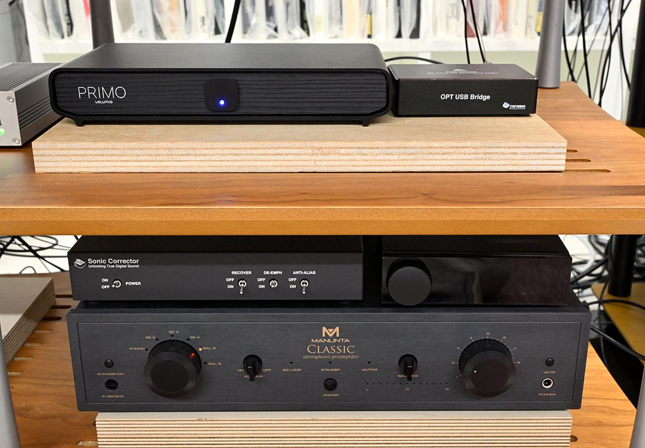 画像: 音楽ストリーミングやミュージックサーバーの音源は、Volumioの新製品「Primo(2026)」で再生する。こちらもOPT USB BridgeでSFPケーブルに変換してOPT REF SWとつないでいる。下段のプリアンプはManunta Audioの「Classic Preamplifier」（日本未発売）で、テープ入力に「Sonic Corrector」を加えている