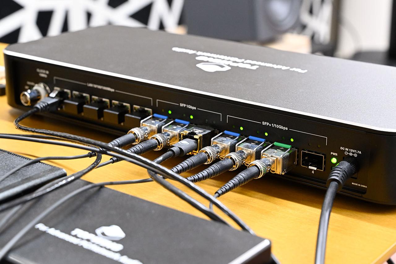 画像: OPT REF SWの背面。SFPポートを7個備えるという他にない特徴を持つスイッチングハブだが、ここではそのうち6個が使われている