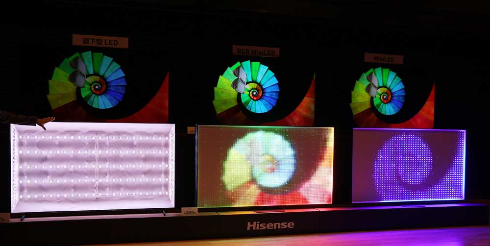 画像: 4月の発表会での一枚。中央がRGB mniLED。右はminiLED。左は直下型