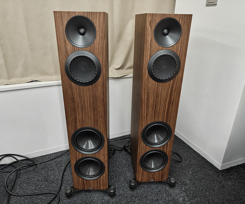 画像: 720F V2のウォルナットモデル