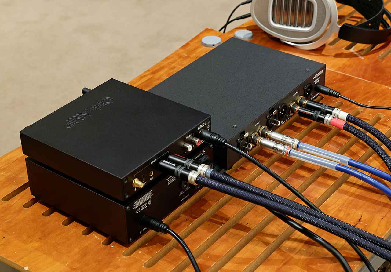 画像: ヘッドホンで「Sonic Corrector」の効果を確認したい場合は、ソース機器とヘッドホンアンプの間にSonic Correctorを経由させればいい。RCAとXLRの2種類のアナログ入力を備えているので、様々な機器を接続可能だ