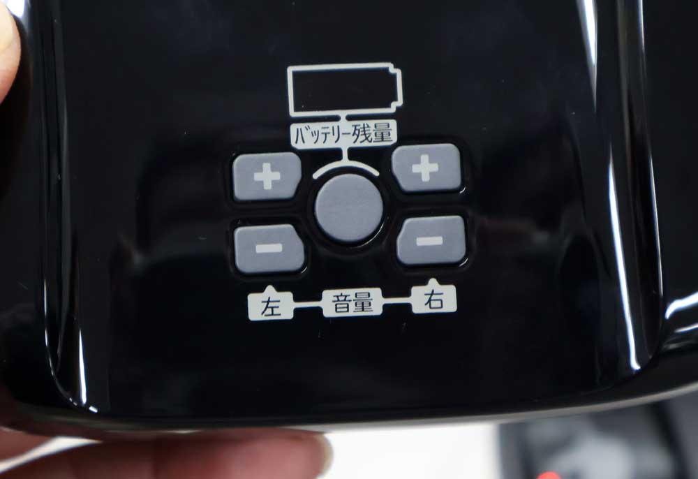 画像: 収納＆充電ケースの天面には、イヤホンの音量ボタンがあり、左右別々に調整できる
