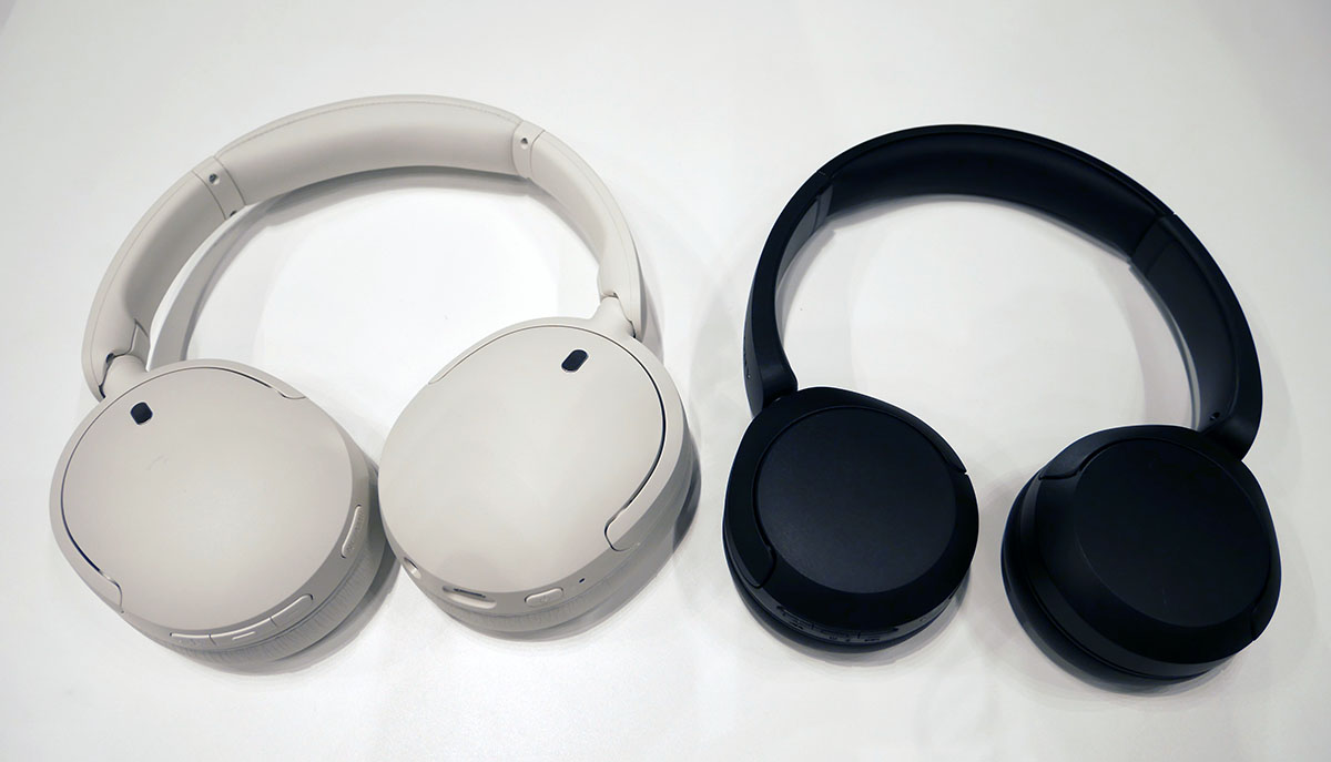 画像: 左がノイズキャンセリング機能付きワイヤレスヘッドホン「WH-CH730N」で、右がワイヤレスヘッドホンの「WH-CH530」
