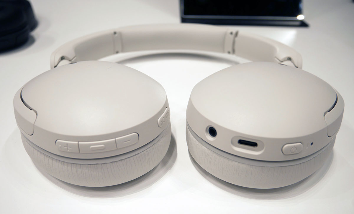 画像: 「WH-CH730N」「WH-CH530」とも、充電はUSB-Cケーブルで行う。写真はWH-CH730N