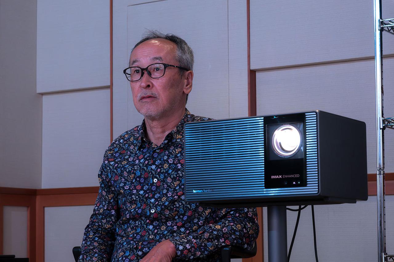 画像: 取材はStereoSound ONLINE試聴室で行った。「TITAN Noir max」をオプションのフロアースタンドに取り付けて床置きし、そのすぐ横に座って映像と音を確認してもらったが、ファンノイズはまったく気にならなかった