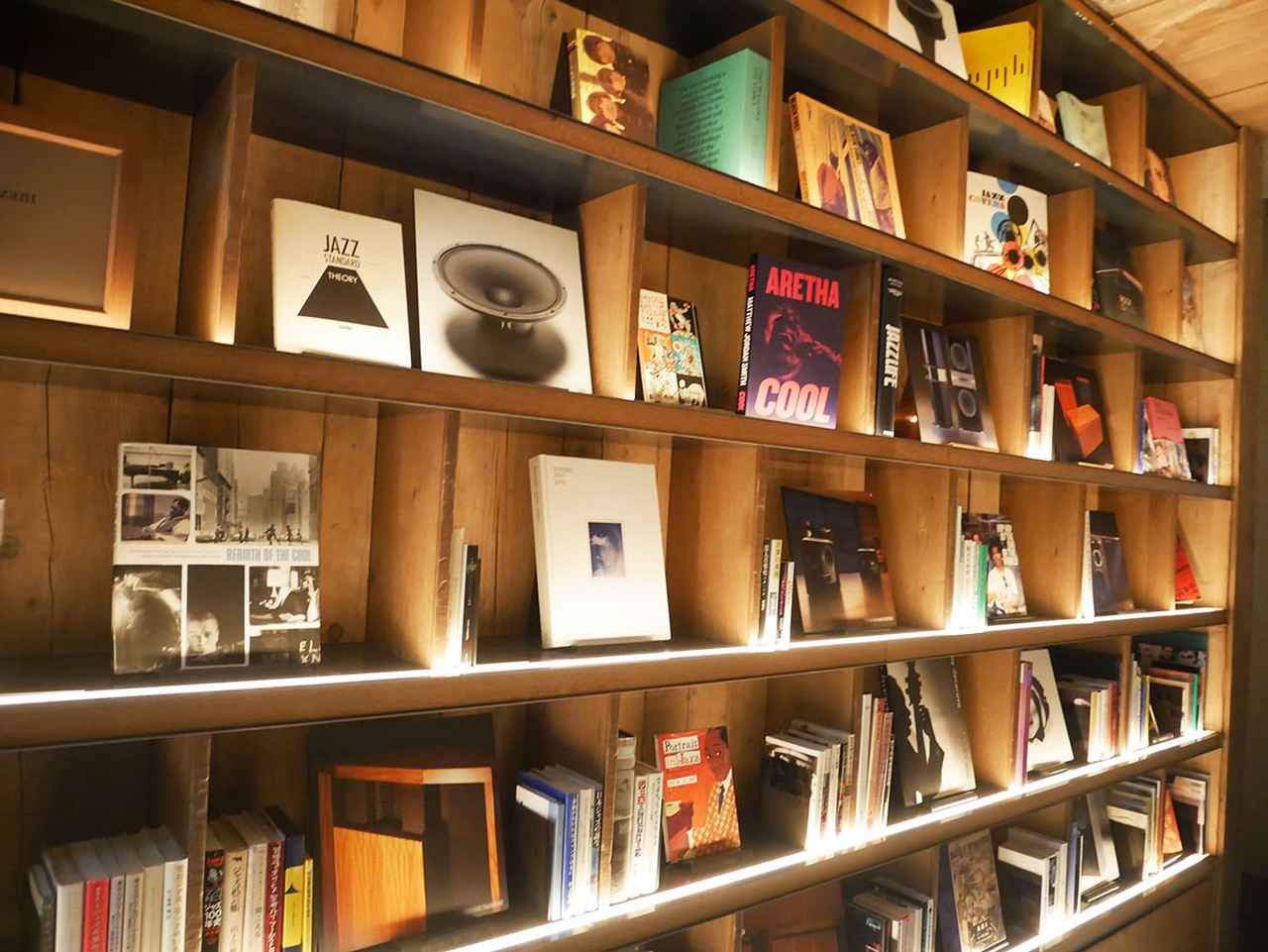 画像: 会場2Fの本棚には様々なJBL関連書籍なども展示された