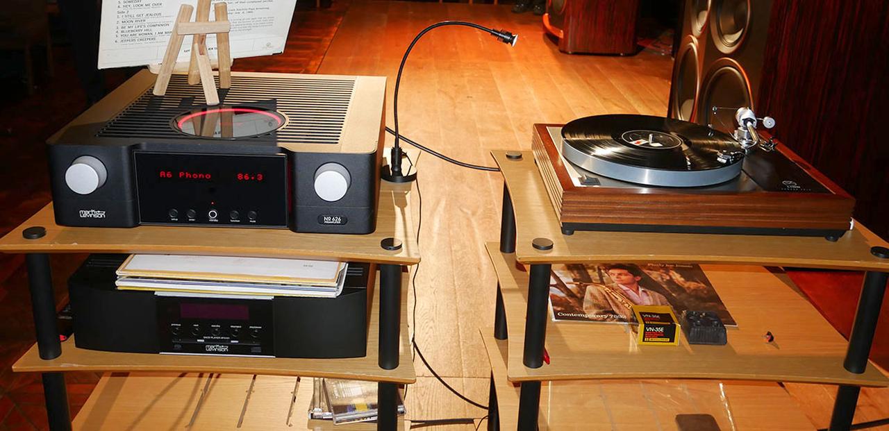 画像: 左はマークレビンソンのプリアンプ「No 626」と、SACD/CDプレーヤー「No 5101」。右はアナログレコードプレーヤーのリン「LP12」