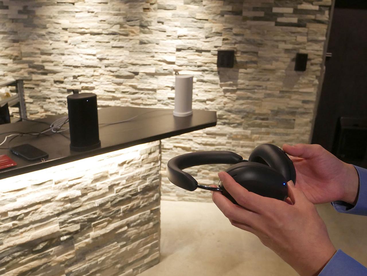 画像: 新製品説明会で、Headphone Linkingを体験させてもらった。写真奥のSonos Playで再生していた音楽が、ボタンひとつでAce Ultraに切り替えられている