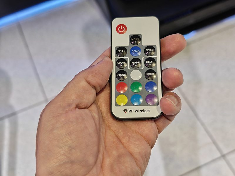 画像: 「Aetherion スマートベース」に付属するリモコンをつかうと、LEDアンビエントライトの色を変えることができる