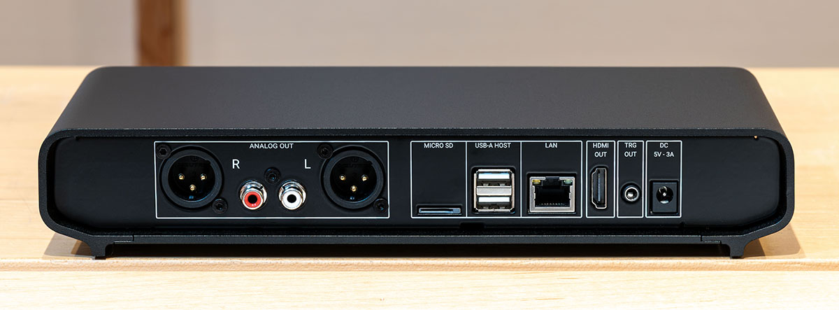 画像: 背面端子はひじょうにシンプルで、音楽信号はLAN、もしくはUSBかMicro SDカードから読み込む仕様だ。アプリ等の設定に便利なHDMIモニター出力を備えている点がユニーク。USB-A端子にマウスやキーボードをつなぐと、それらを使って設定や再生操作も行えるようになる