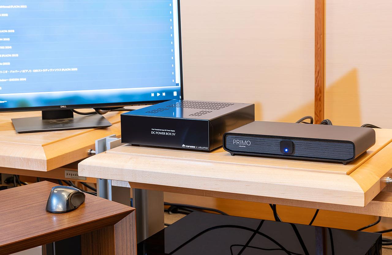 画像: Primo（2026）とDC POWER BOX 5Vを組み合わせて各種ハイレゾファイルの音も確認した。その際は、Primo（2026）の背面USBにワイヤレスマウスのレシーバーを取り付けて、モニター画面を見ながら再生操作を行っている。USBハブも使えるようなので、複数のUSB機器をつないでもいいだろう