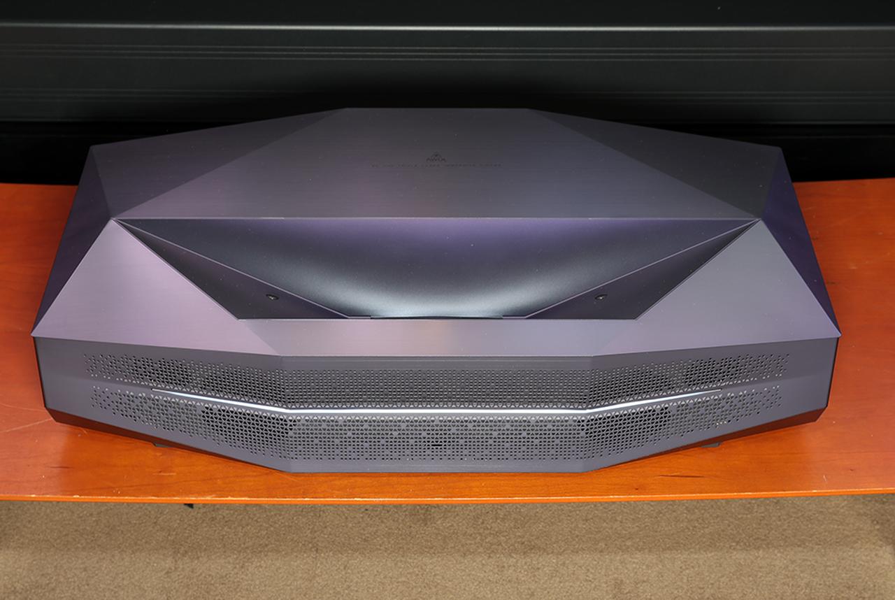 画像2: リビングで手軽に大画面を楽しめる4Kプロジェクター「Aetherion(イーサリオン)」。圧巻の黒再現と鮮やかな色彩で、本格シアターをすぐに始められる!