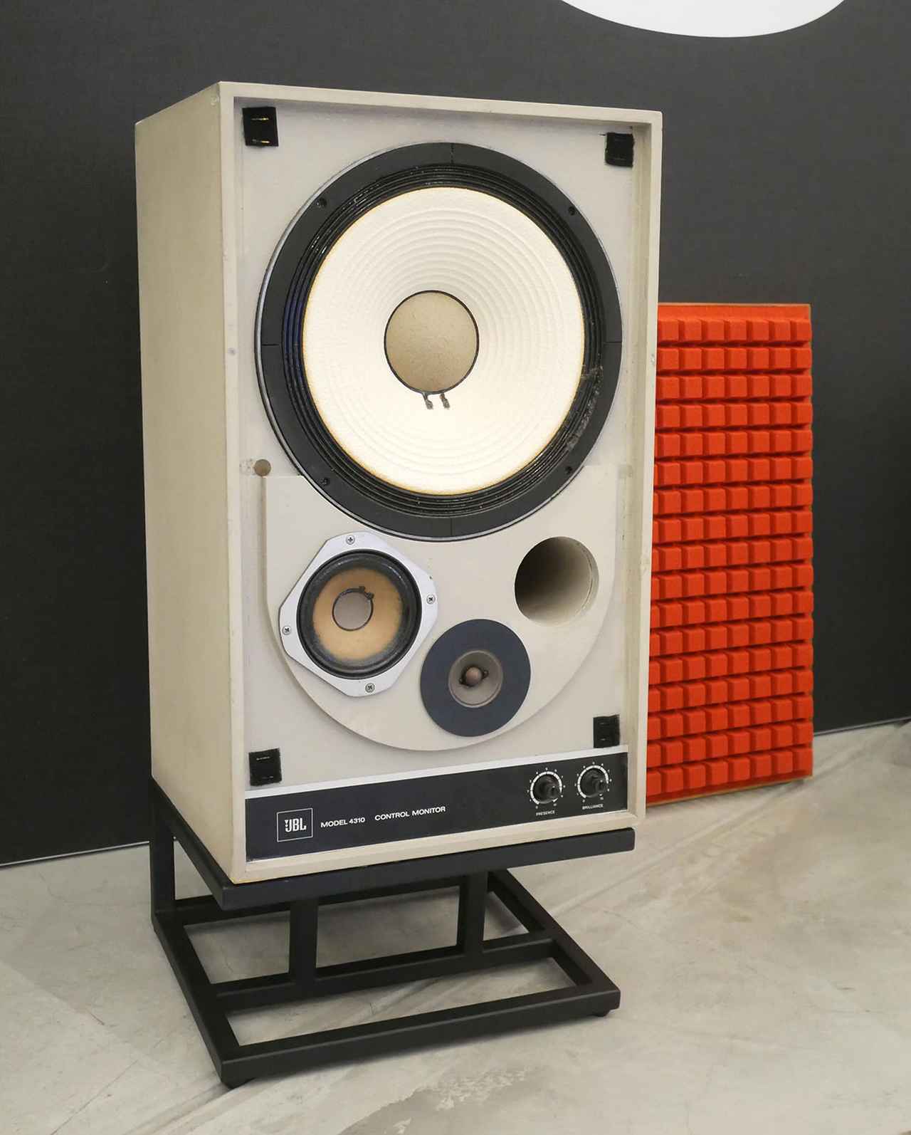 画像: 録音スタジオで人気を集めた「4310」シリーズ(1968年)。後継モデルの「4311」をクインシー・ジョーンズが気に入り、マイケル・ジャクソン「スリラー」のミキシングで使用したとか