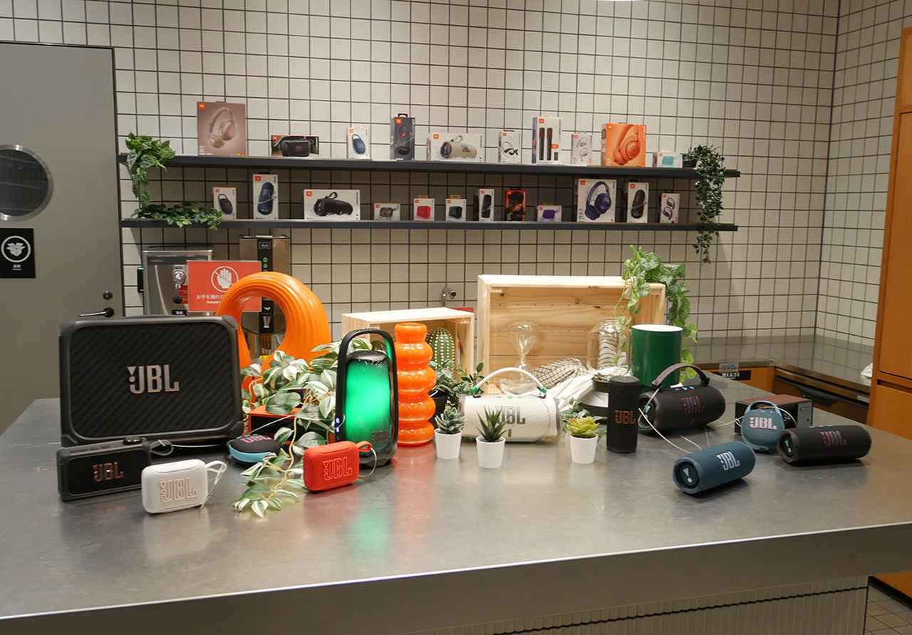 画像: JBLのポータブル機器を揃えた展示コーナー
