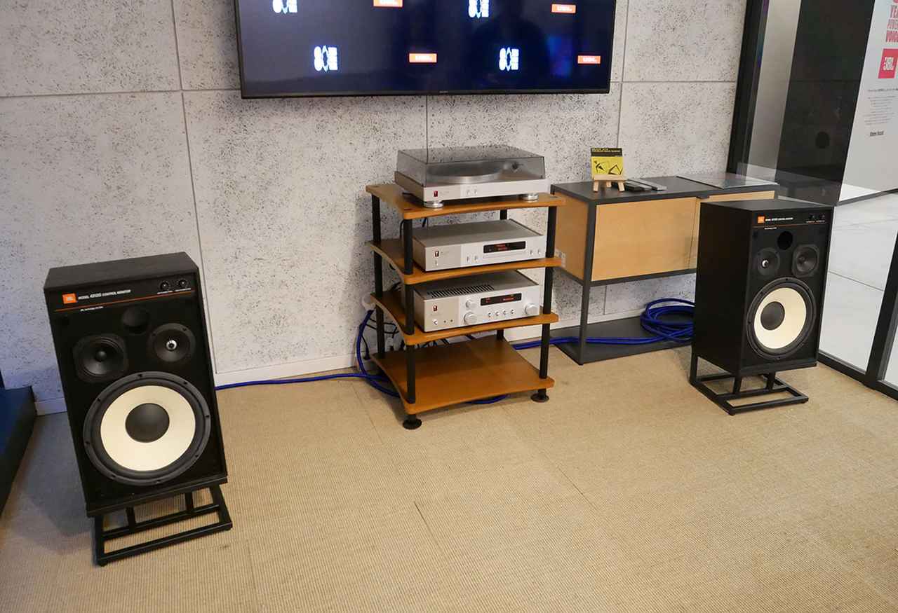 画像: 別ブースでは、JBLのスピーカー「4312G」やプリメインアンプ「SA750」の試聴も可能。聴きたいレコードやCDを持参すれば、お気に入りの楽曲を楽しめる(ひとり5分前後)