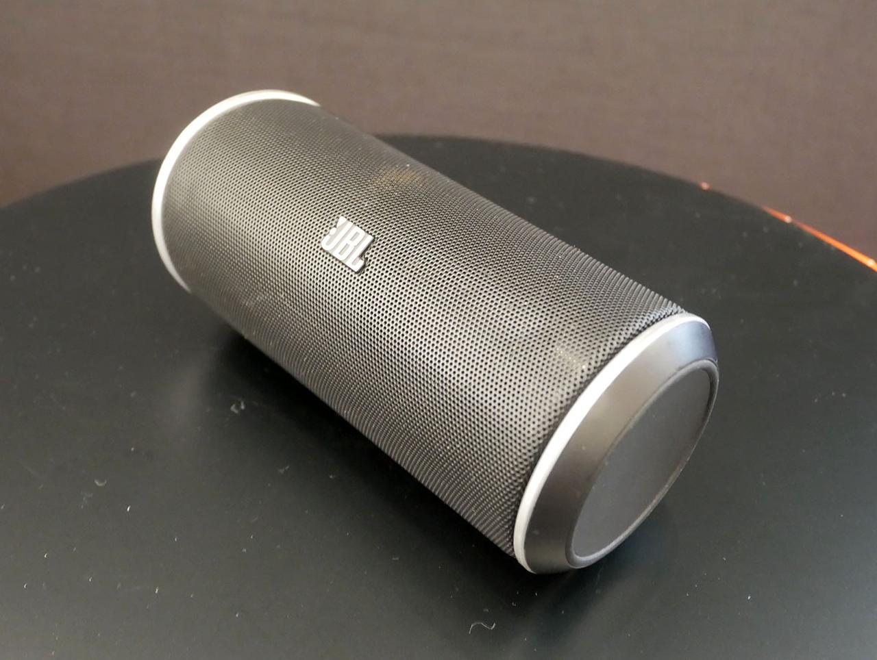 画像: スマホによる音楽再生が普及してきたことを踏まえて誕生したJBL初のBluetoothスピーカー「FLIP」(2012年)