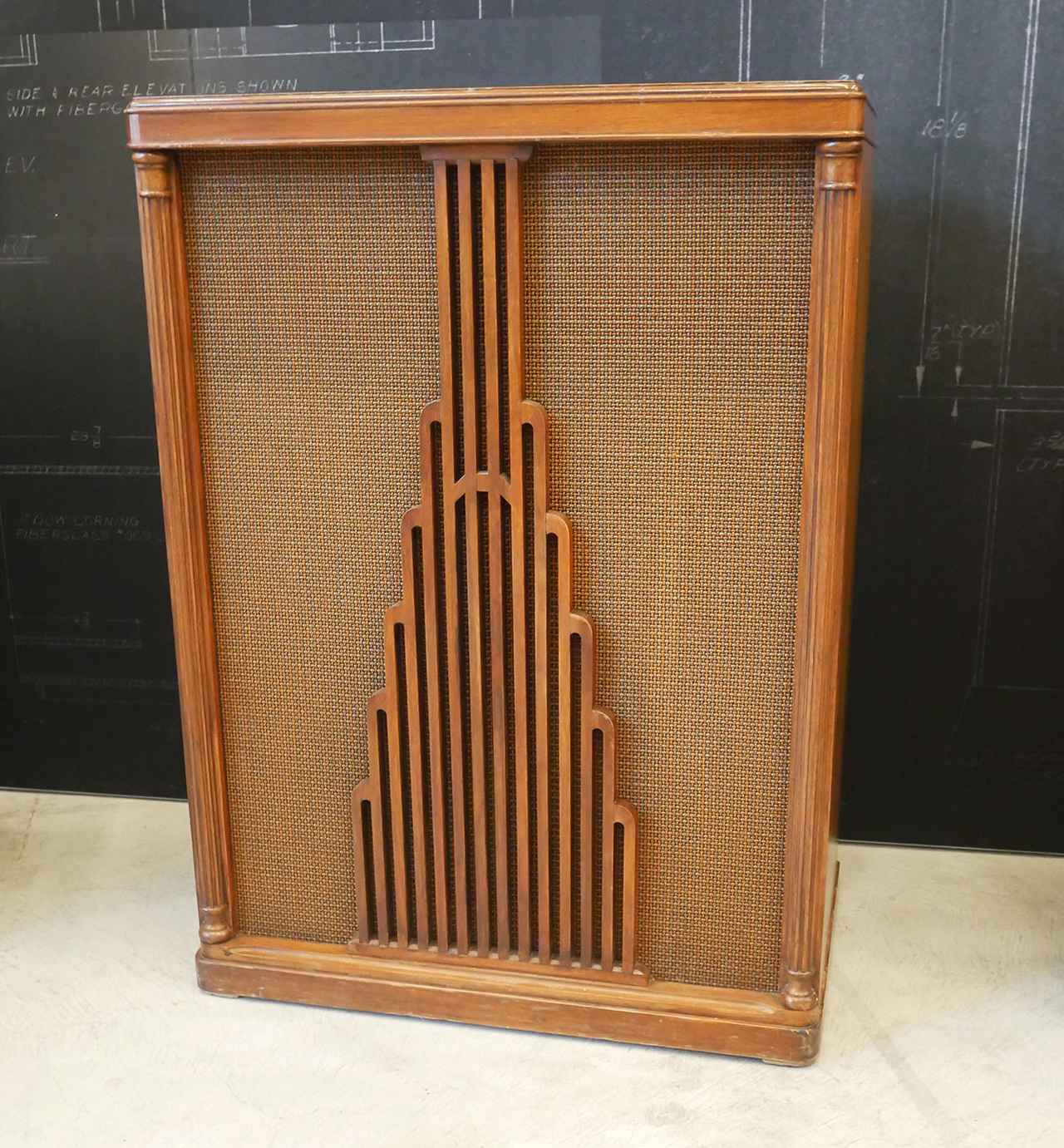 画像: 世界初のスタジオモニター「ICONIC MONITOR」をベースとした家庭用スピーカー「LANSING ICONIC SALON」(1937年)