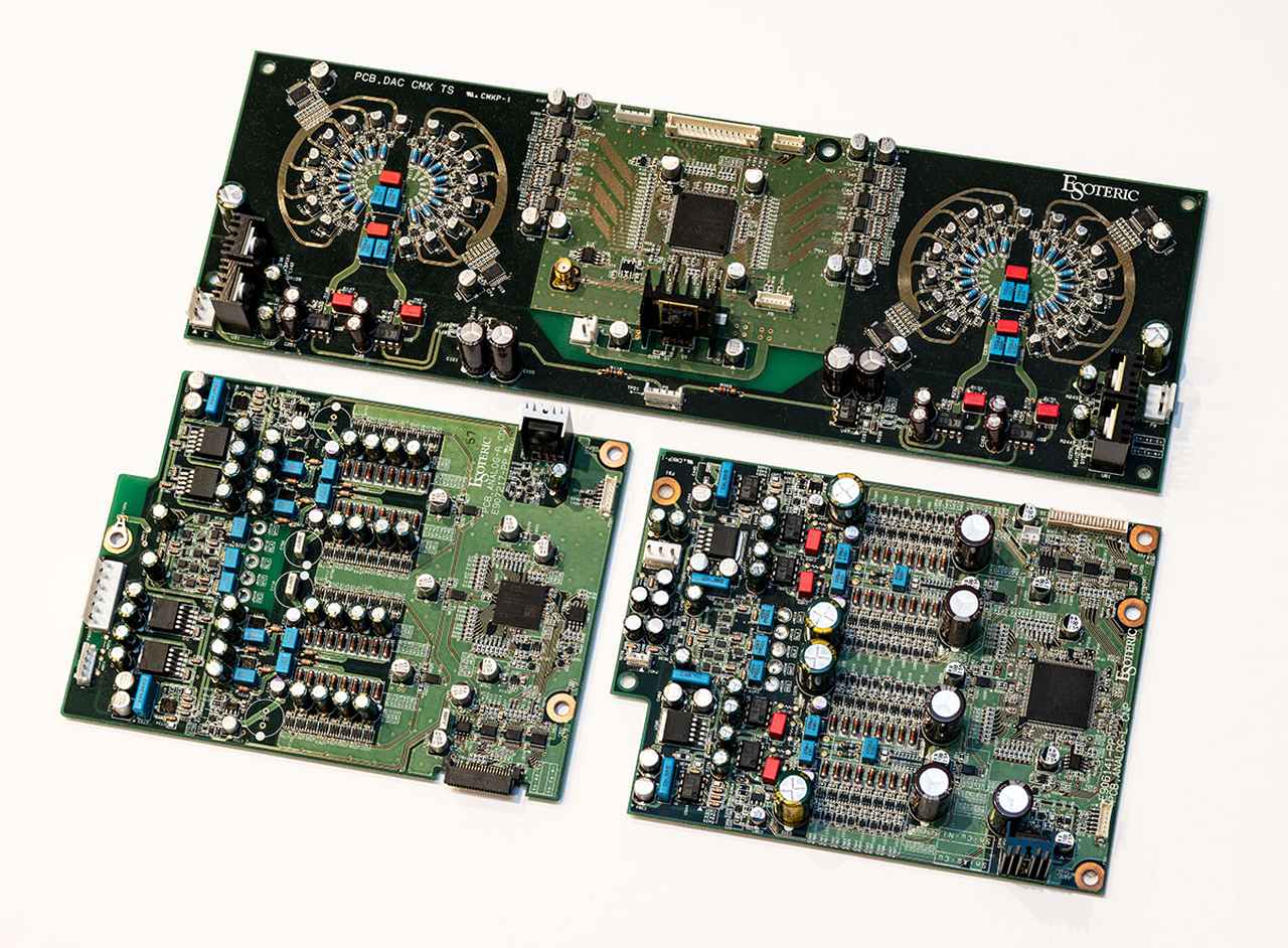 画像: 写真上側がエソテリックの最高峰モノーラルDAC「Grandisos D1X SE」に搭載されたマスターサウンド・ディスクリートDACの第1世代の基板で、右下は「Grandisos K1X」に使われたもの。左下が第2世代マスターサウンド・ディスクリートDAC基板で、第1世代の思想を受け継ぎつつここまでの小型化を実現している