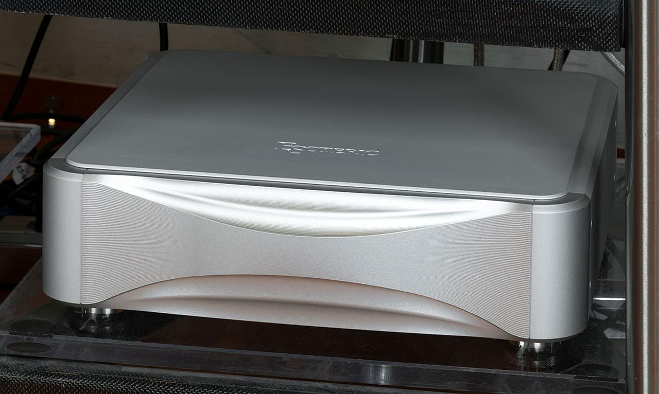 画像: 強化電源の「Glandioso PS1XE」(¥1,540,000、税込、11月1日発売)を追加した音も確認していただいだ。K1XEと専用DC電源ケーブルでつなぐことで、より安定したドライブ駆動が可能になる