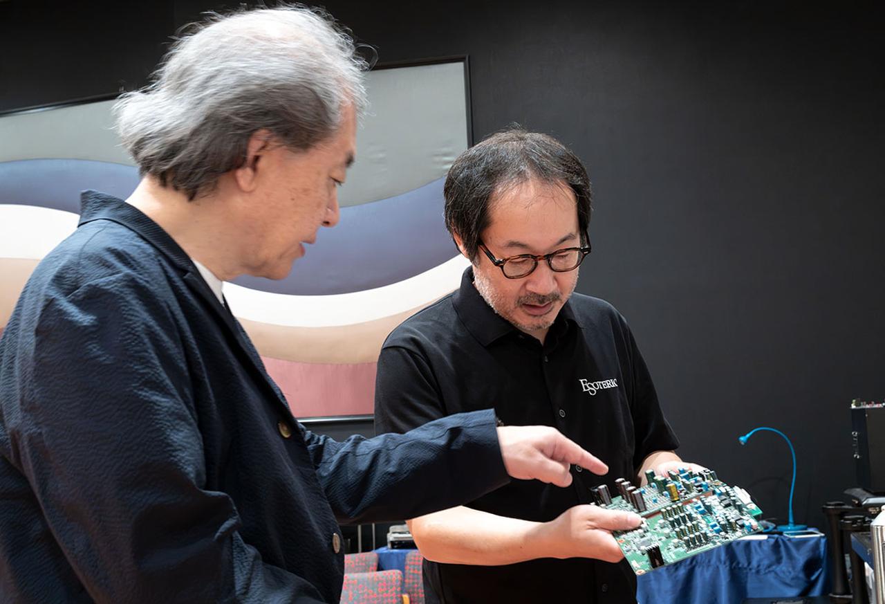 画像: 新製品に搭載されたDAC回路について解説してくれた、ティアック株式会社プレミアムオーディオ事業部 海外営業・販売促進部 副部長の町田裕之さん