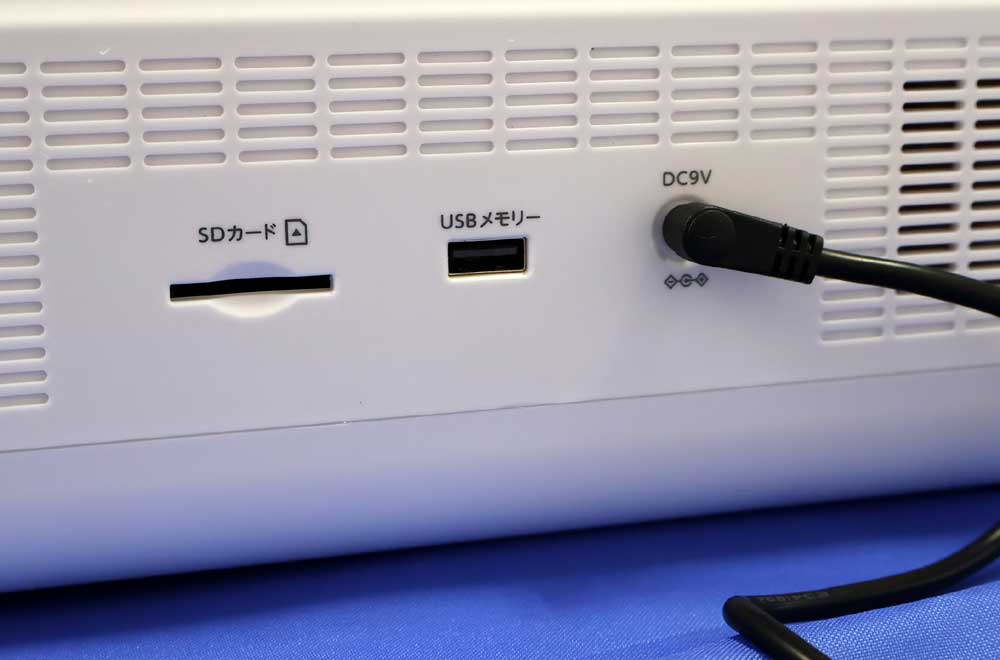画像: SDカードスロット、USB端子、電源はリアに配置