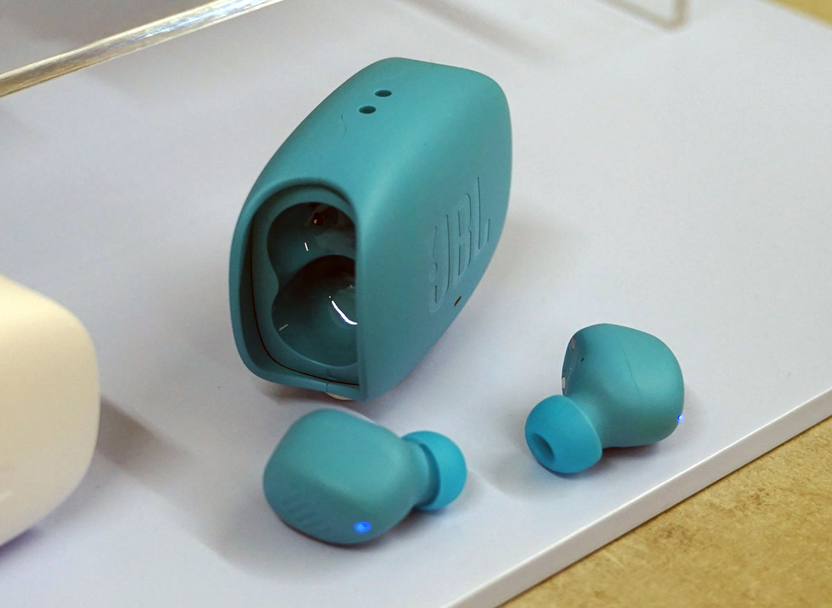 画像: 「BUDS 3」は蓋のない充電ケースを採用