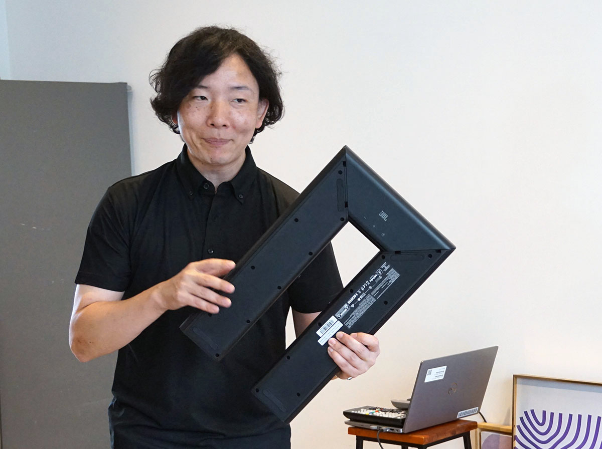 画像: 梱包時には、写真のようにサウンドバーをコの字に折りたたんだ状態で収納されている