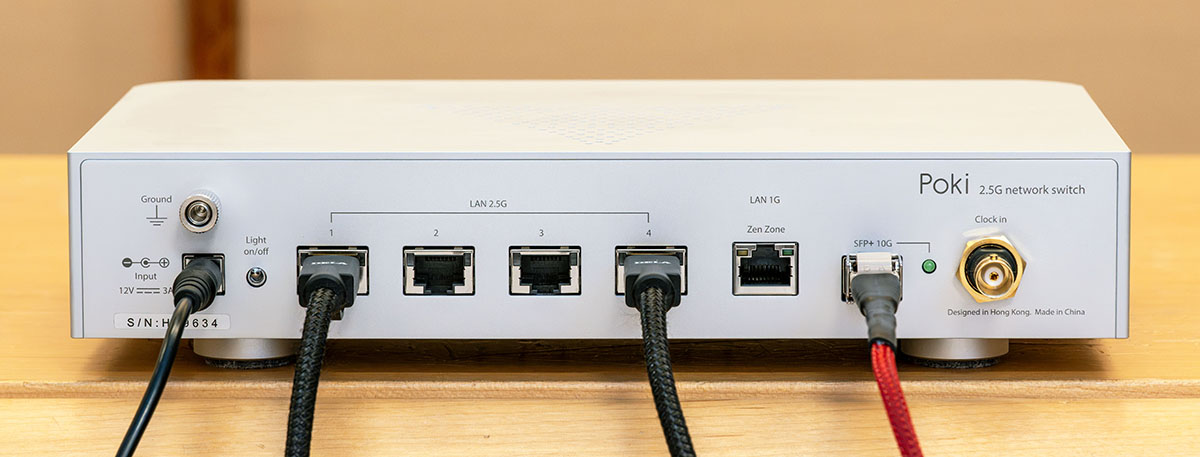 画像: 「Poki」は4系統のLAN端子(2.5Gbps)と、Zen ZoneデザインのLAN端子(1Gbps)を1系統、さらにSFP端子を搭載する。Zen Zoneはシールドエリアとして、オーディオ用に相応しい低ノイズ特性を備えている
