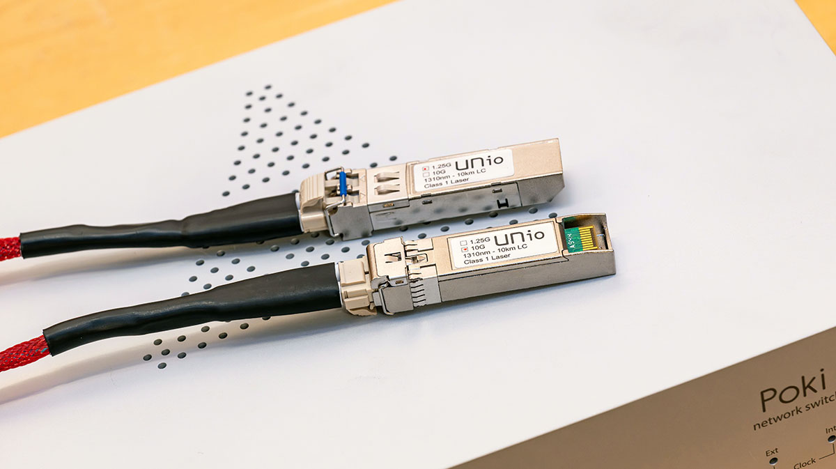 画像: UNioのSFP光ケーブル「OF1」(1.25Gbps、写真上)と、SFP+光ケーブルの「OF10」(10Gbps、写真下)。価格はそれぞれ¥30,000(税込、1.5m)、¥38,500(税込、3m)