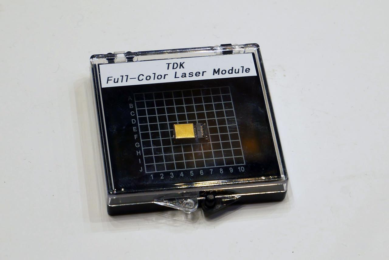 画像: レーザー発光源もコンパクトで、眼鏡のつる部分に収納可能