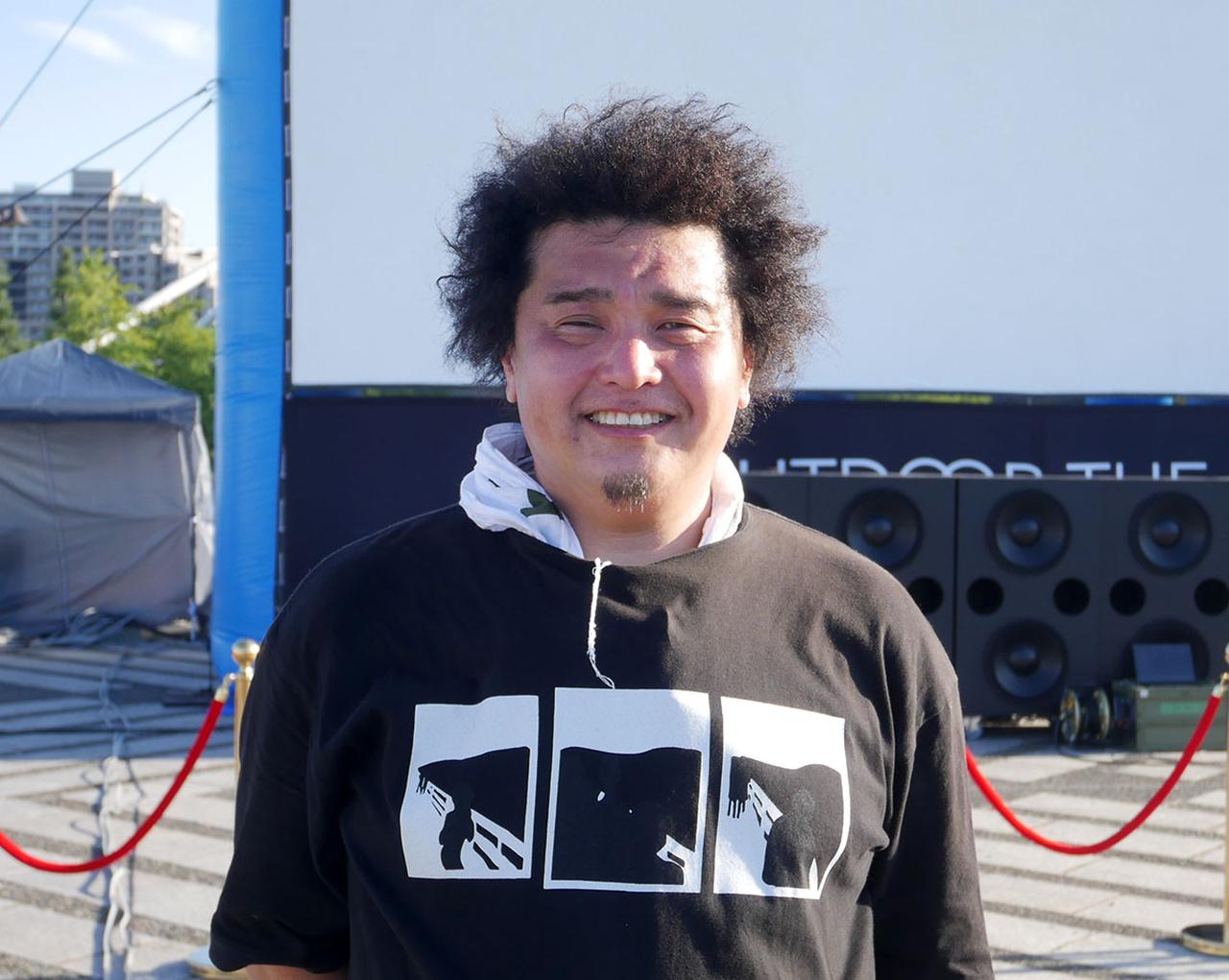 画像: 株式会社82 DESIGNの花井修平さん。今回の屋外上映の立役者