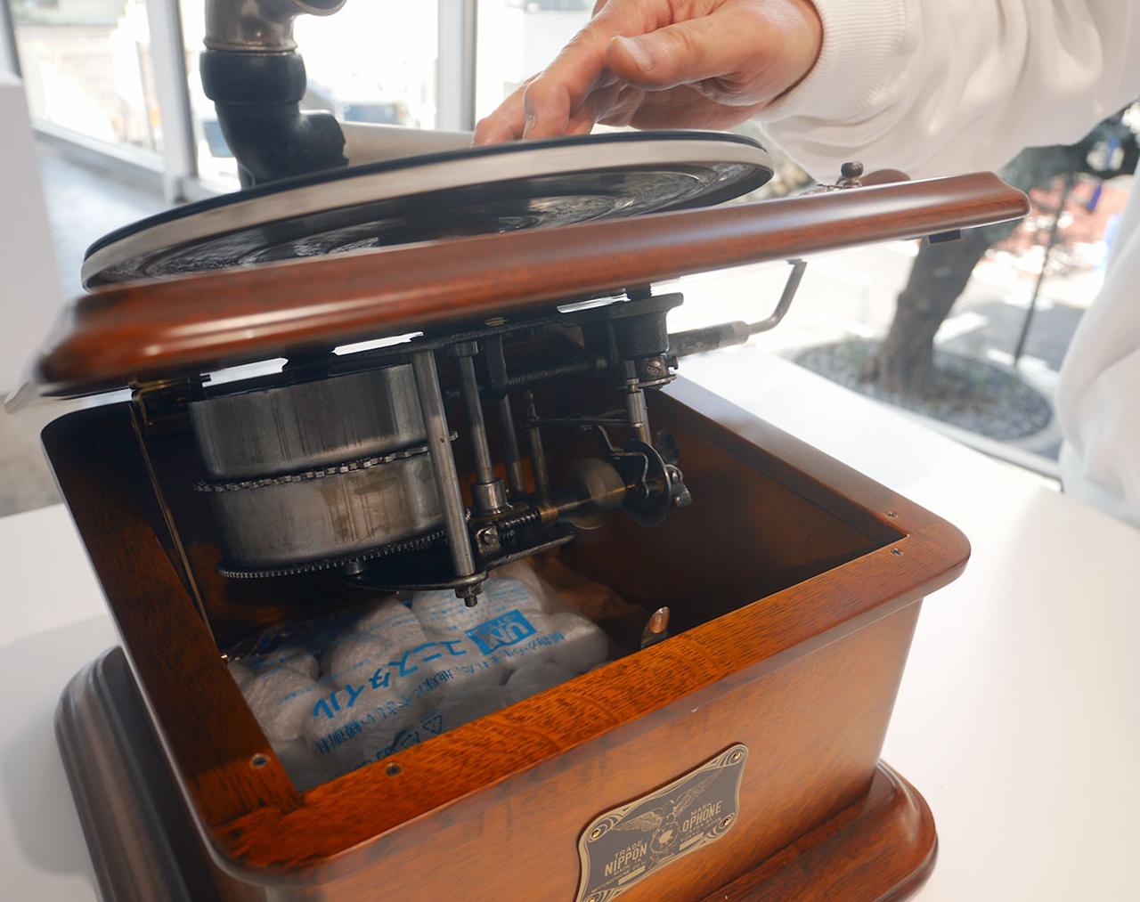 画像: 本体には、板バネを使った手巻き式回転機構を内蔵