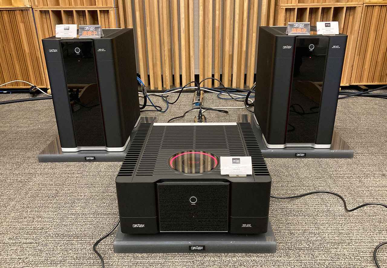 画像: 奥の2台はマークレビンソンのスタンド型の最上位パワーアンプ「No.631」。手前はステレオパワーアンプの「No.632」