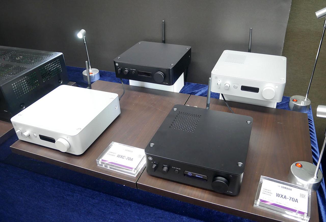画像: 左側の前後2台がストリーミングプレーヤー「WXC-70A」で、右側がプリメインアンプ一体型の「WXA-70A」。どちらもシルバーとブラックをラインナップする