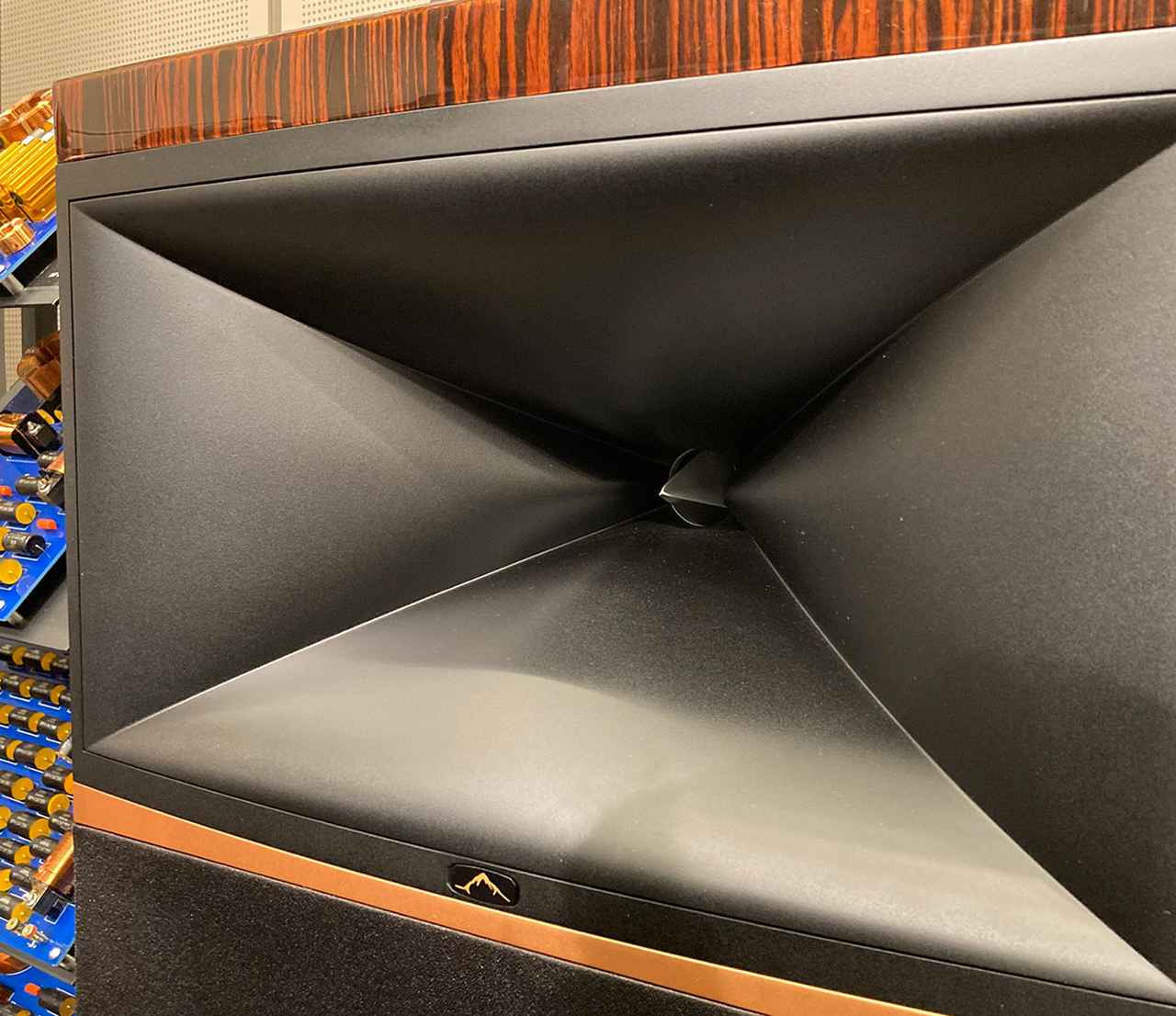 画像: 新開発のSonoGlass製HDIホーン。奥にドライバーのイコライザーが見えている