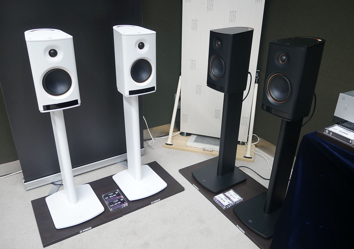 画像: ストリーミング機能付きアクティブスピーカーの「NX-70A」はホワイトとブラックの2色展開。別売のスタンド「SPS-70A」(¥88,000、税込、ペア)も準備されている