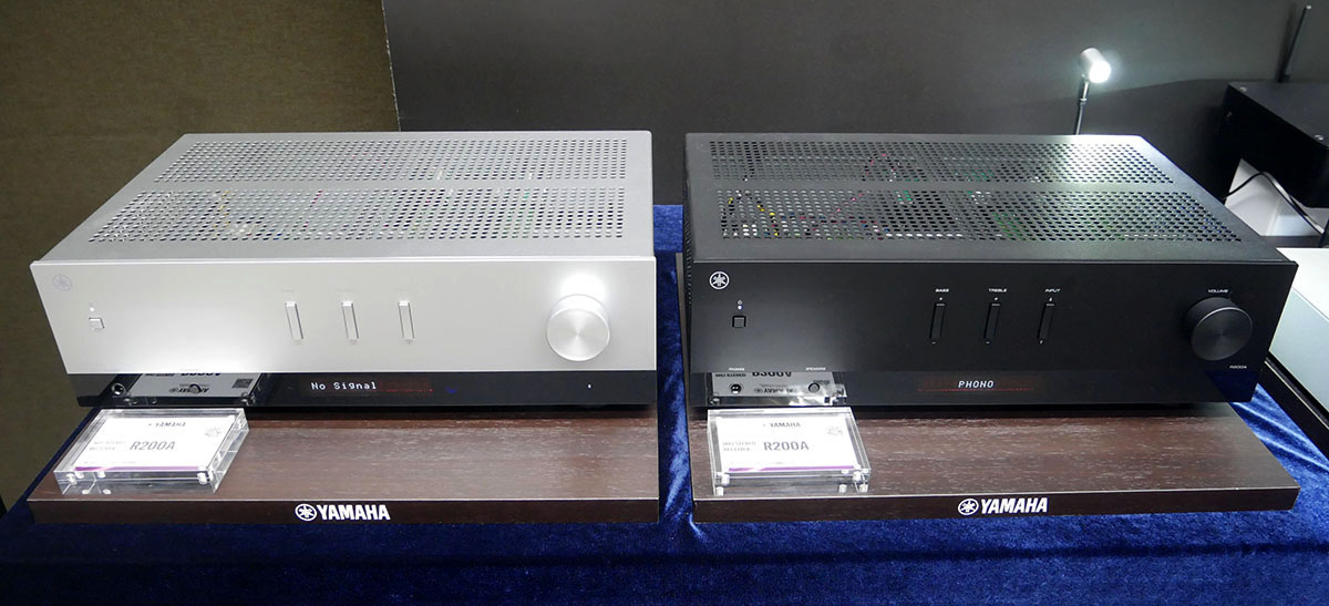 画像: 11月発売のステレオレシーバー「R200A」(¥55,000、税込)も展示されていた。ワイドFM/AMチューナーを内蔵した2ch用エントリーモデルだ