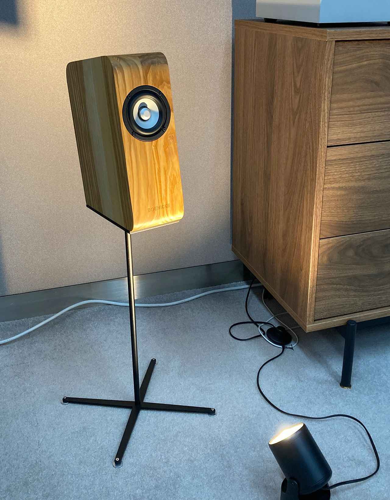 画像: さり気なく置かれたボーニャック・オーディオの小型スピーカー「W5 MK2 SE+」