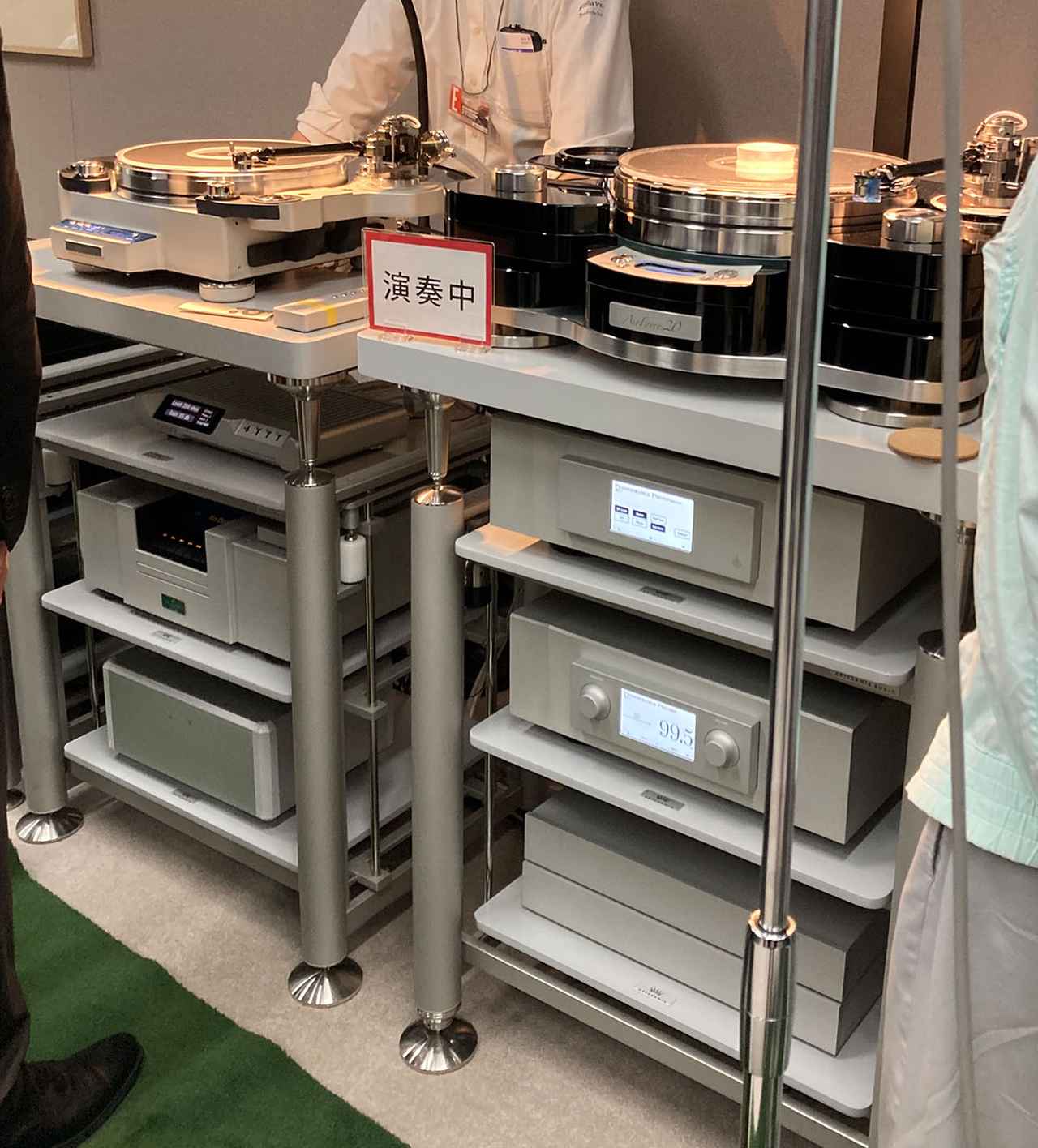 画像: テクダス「Air Force 20」ほかコンステレーション・オーディオの「Inspiration2 Preamp」なども並ぶコーナーでは、来場者が絶えずスタッフに声をかけていた