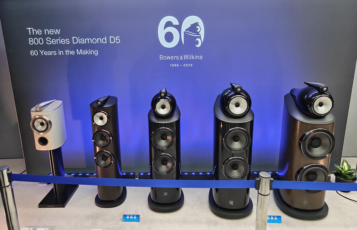 画像: 800シリーズの Diamond D5。写真左から「805 D5」(1,067,000円/1本・税込・ウォームホワイト)、専用スタンド「FS805 D5」(264,000円/ペア・税込)、「804D5」1,870,000円/1本・税込・ステルスブラック)、「803 D5」(2,860,000円/1本・税込・ステルスブラック)、「802 D5」(3,630,000円/1本・税込・ステルスブラック)、「801 D5」(4,620,000円/1本・税込・ダークウォールナット)
