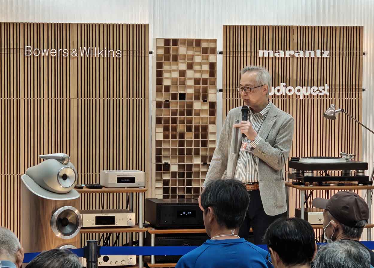 画像: ディアンドエムホールディングスでシニアサウンドマスターの称号を持つ、澤田龍一氏による「800シリーズ Diamond D5」の説明をおこなっていた