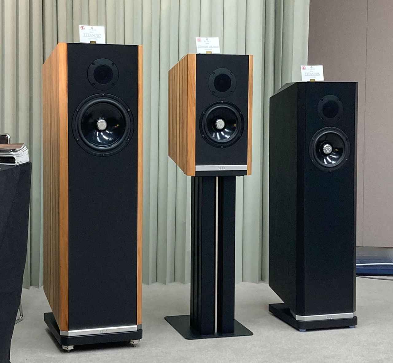 画像: 会場にはキュードス「TITAN 808」のほか、「TITAN 707」（左）、「TITAN 505」（中央）、「TITAN 606」（右）も展示