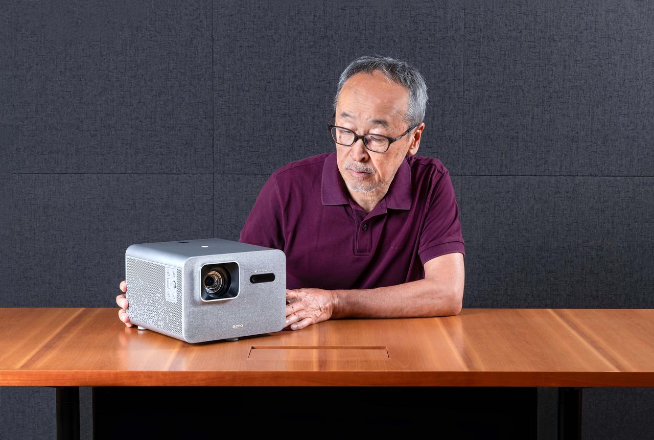 画像: 通常焦点モデルのTK705i。4K表示可能な高輝度プロジェクターとしては、筐体は幅22.9cm、高さ16.8cm、奥行24.9cmとコンパクト。自動台形補正や自動フォーカス調整などの多機能と、3000ANSIルーメンの4K画質を両立している